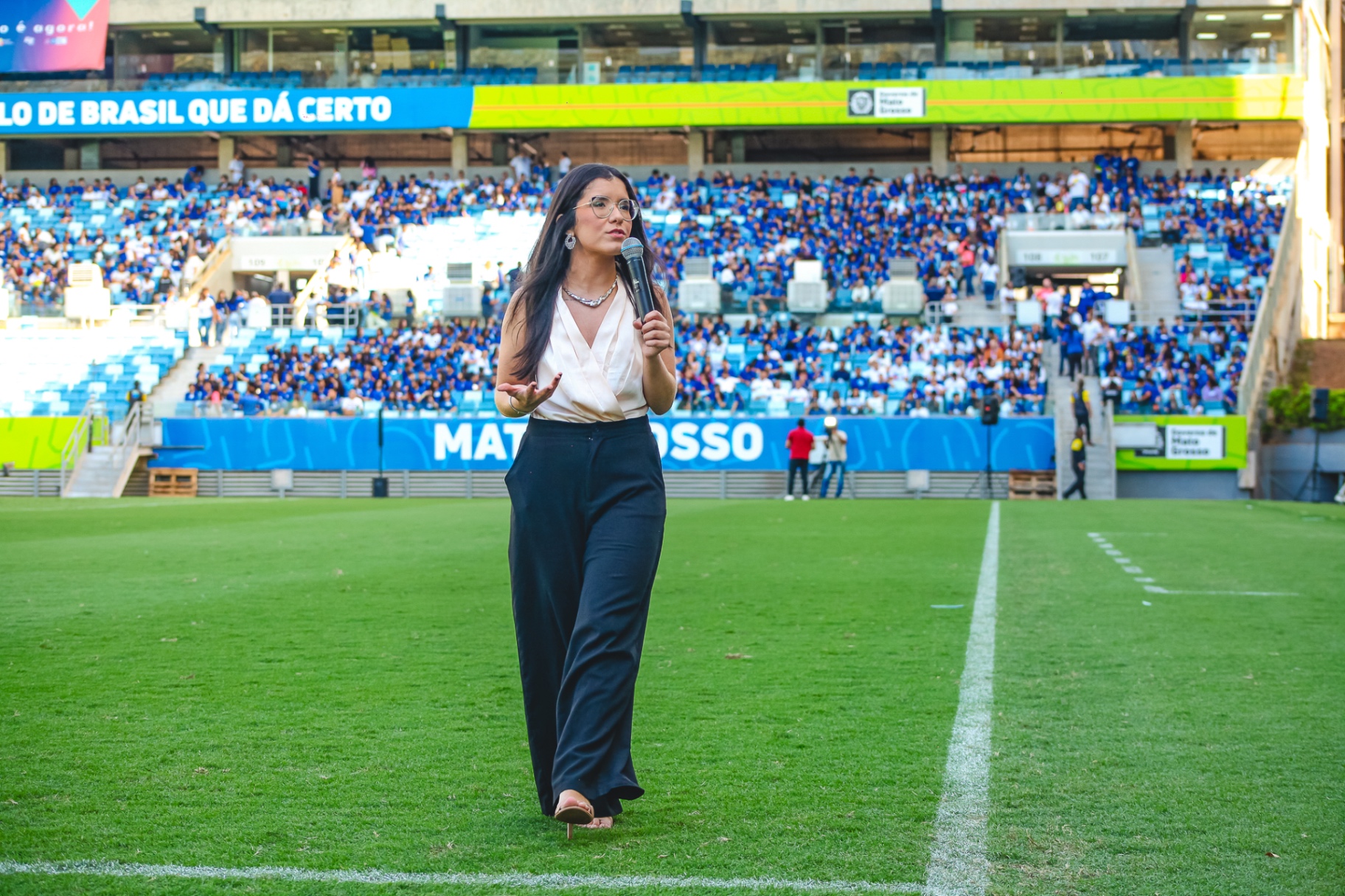 Bia Martins discursando em estádio lotado