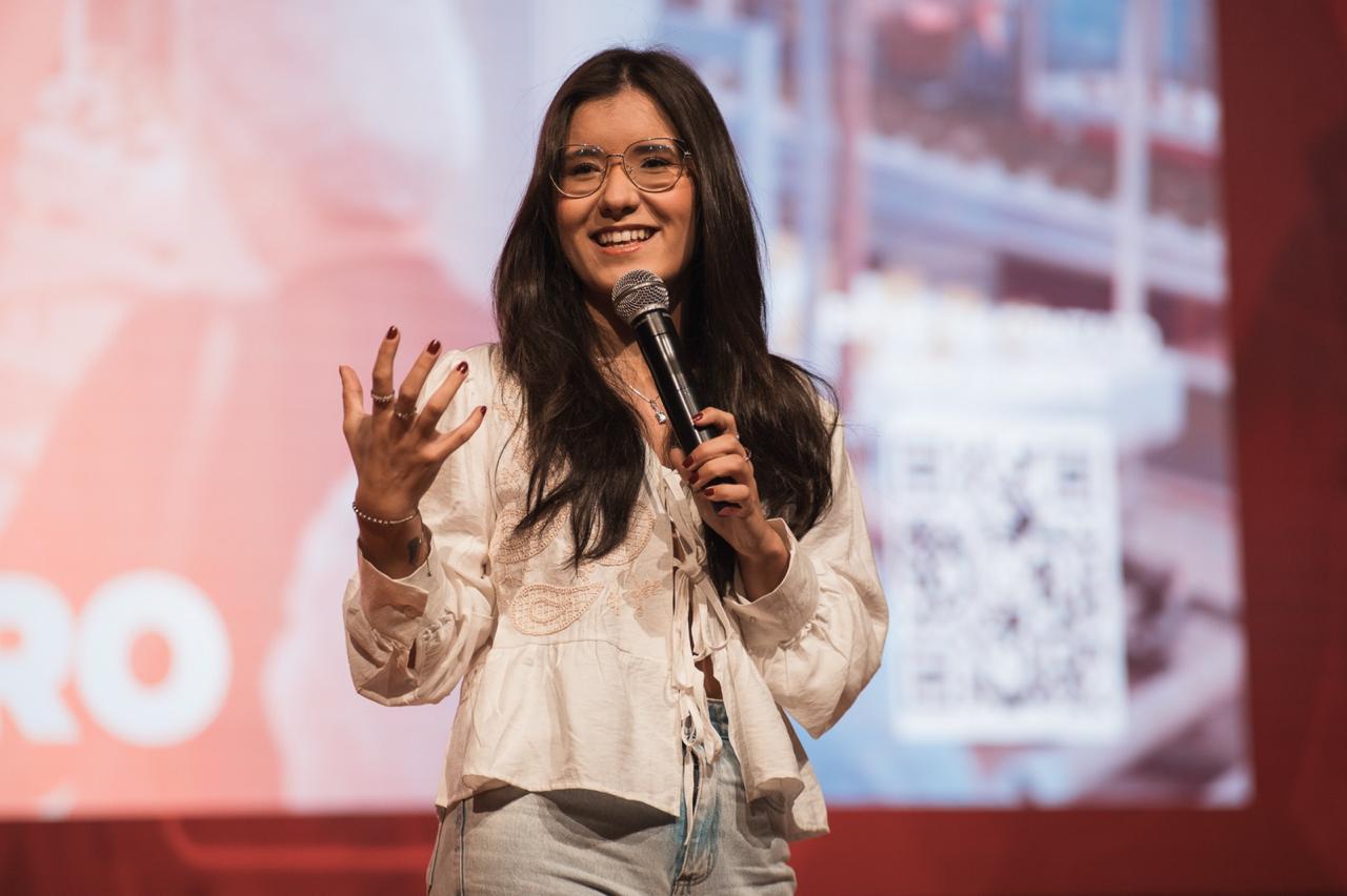 Retrato de Bia Martins sorrindo no palco