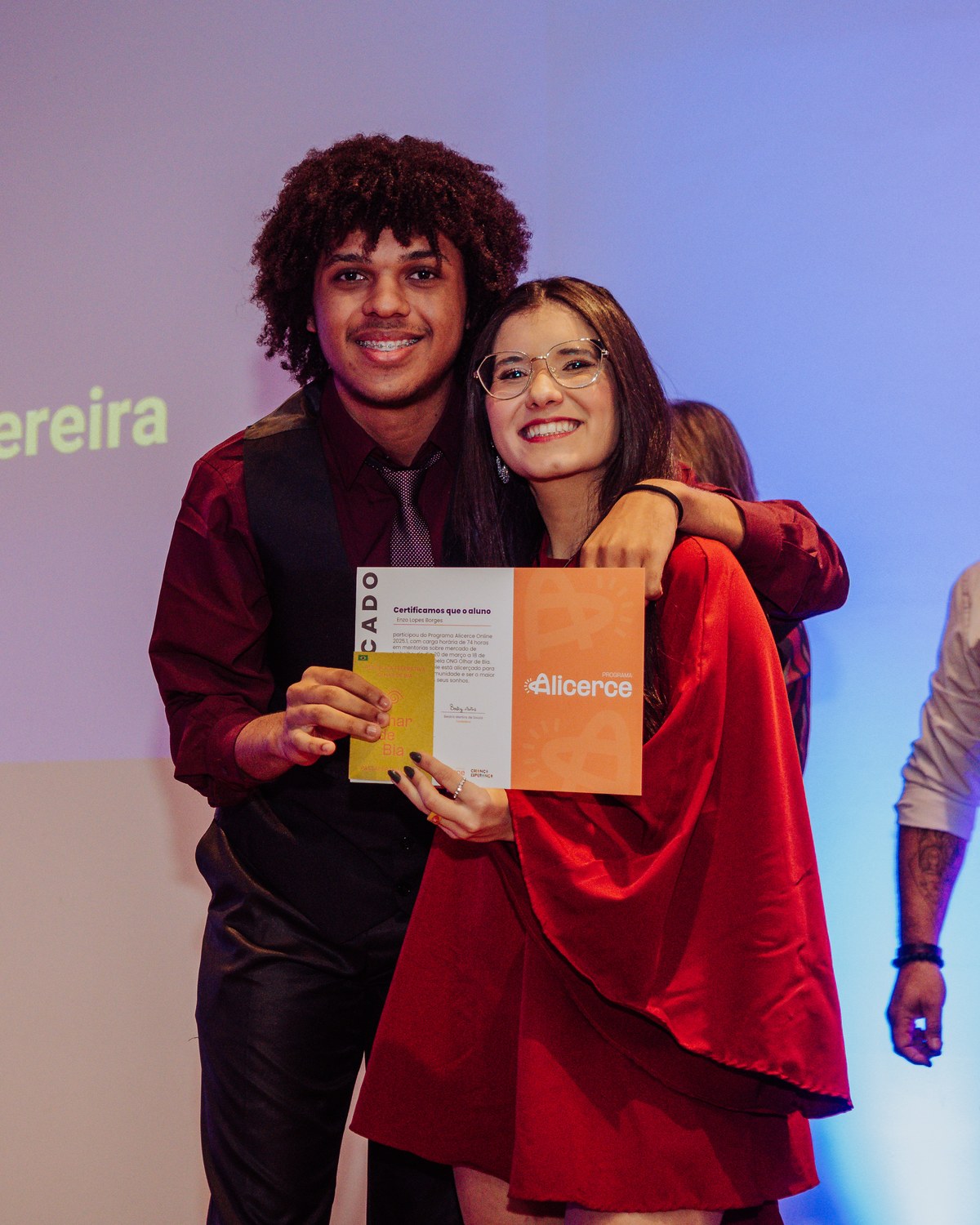 Bia entregando certificado do Programa Alicerce a um jovem