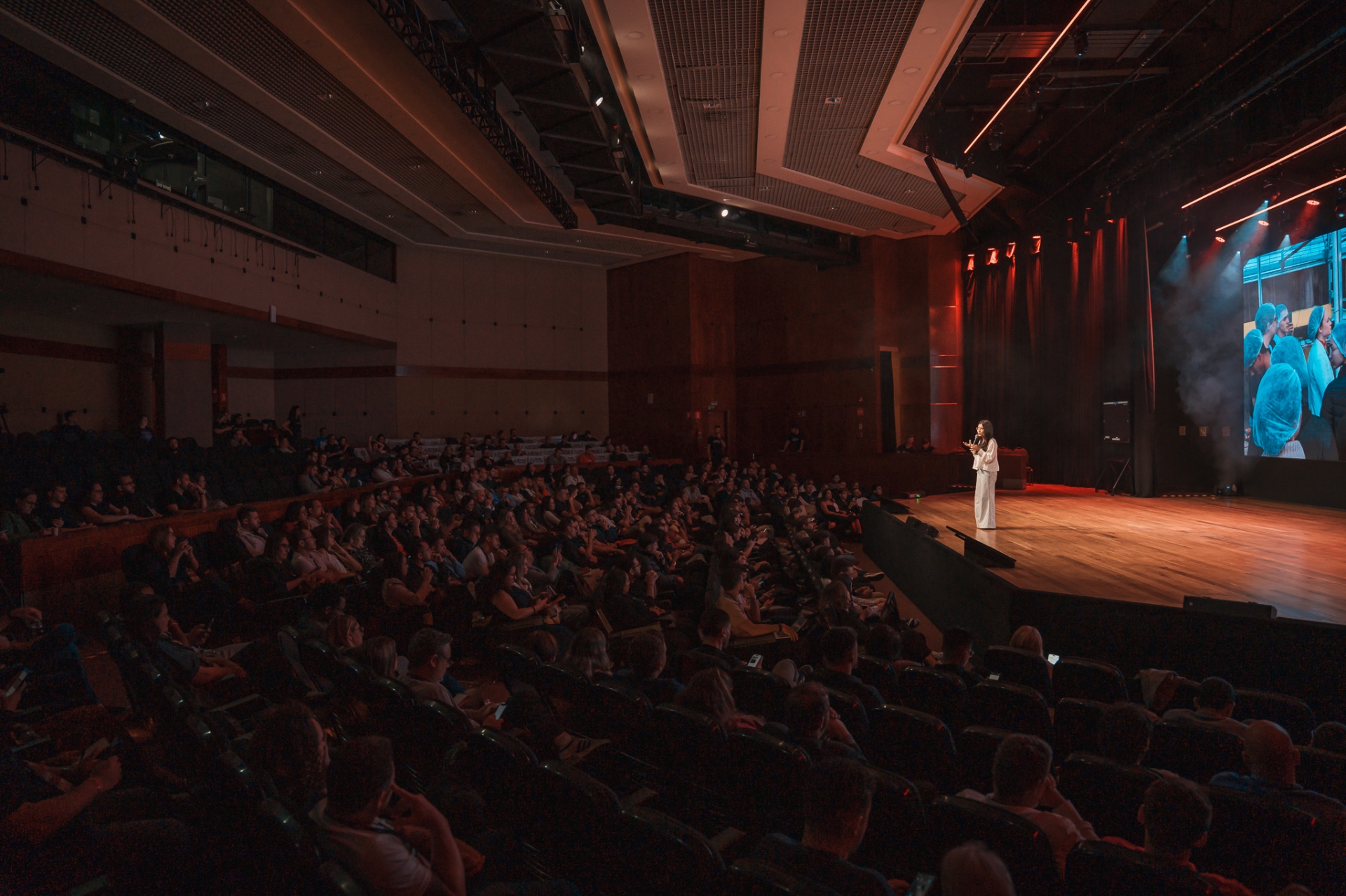 Bia Martins no palco diante de uma plateia lotada